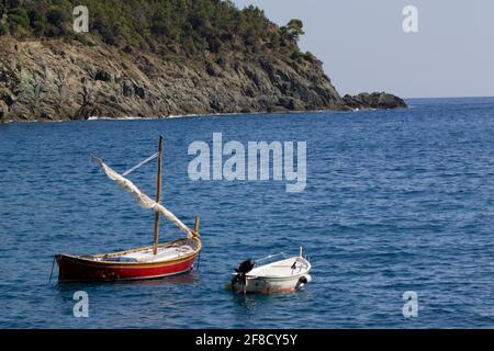 LEVANTO, ITALIEN - 14. Okt 2020: Five Lands, Italien - 2020. oktober: Segelboot schwankt über einem kristallklaren Meer. Foto mit hoher Auflösung. Stockfoto