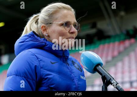 NIJMEGEN, NIEDERLANDE - APRIL 13: Trainer Sarina Wiegman aus den Niederlanden während der Womens International Freundschaftzwischen den Niederlanden und Australien Stockfoto