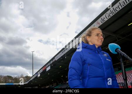 NIJMEGEN, NIEDERLANDE - APRIL 13: Trainer Sarina Wiegman aus den Niederlanden während der Womens International Freundschaftzwischen den Niederlanden und Australien Stockfoto