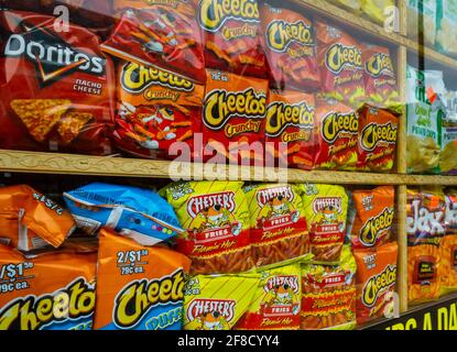 New York, USA. April 2019. Am Sonntag, den 28. April 2019, gab es in New York eine Schaufenstermesse mit leckeren Cheetos-Chips der Marke Frito-Lay und anderen Snacks. Frito-Lay ist eine Marke von Pepsico. (Foto von Richard B. Levine) Quelle: SIPA USA/Alamy Live News Stockfoto