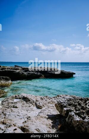 Boca Catalina Beach Aruba, Rcks and Cifs und Blue Ocean Aruba Stockfoto