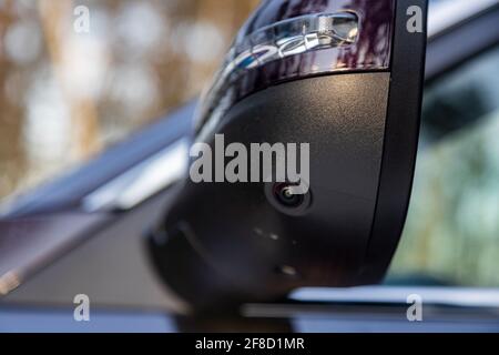 Surround-Camcorder-Monitor-System in einem modernen Auto. Seitenansicht Rückspiegel des modernen Autos mit Rundblick-Kamera Stockfoto