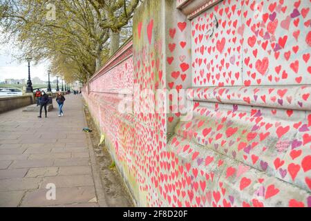 London, Großbritannien. April 2021. Rote Herzen auf der National Covid Memorial Wall vor dem St. Thomas' Hospital in London.150,000 rote Herzen wurden von Freiwilligen und Mitgliedern der Öffentlichkeit gemalt, eine für jedes Leben, das Covid-19 in Großbritannien bis heute verloren hat. (Foto: Vuk Valcic/SOPA Images/Sipa USA) Quelle: SIPA USA/Alamy Live News Stockfoto