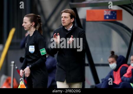 NIJMEGEN, NIEDERLANDE - APRIL 13: Trainer Tony Gustavsson aus Australien während der Womens International Friendly zwischen den Niederlanden und Australien in Gof Stockfoto