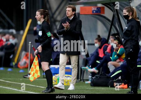 NIJMEGEN, NIEDERLANDE - APRIL 13: Trainer Tony Gustavsson aus Australien während der Womens International Friendly zwischen den Niederlanden und Australien in Gof Stockfoto