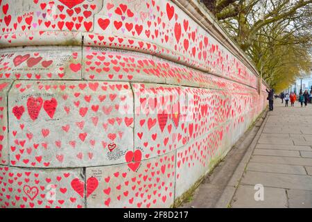 London, Großbritannien. April 2021. Rote Herzen auf der National Covid Memorial Wall vor dem St. Thomas' Hospital in London.150,000 rote Herzen wurden von Freiwilligen und Mitgliedern der Öffentlichkeit gemalt, eine für jedes Leben, das Covid-19 in Großbritannien bis heute verloren hat. (Foto: Vuk Valcic/SOPA Images/Sipa USA) Quelle: SIPA USA/Alamy Live News Stockfoto