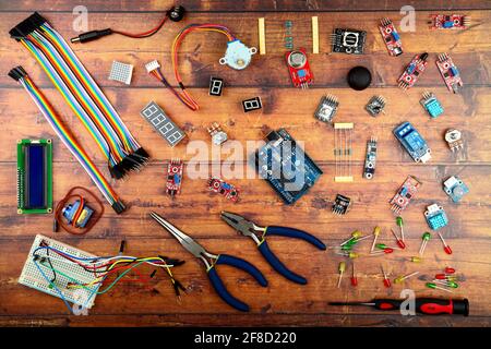Arduino uno und elektronische Komponenten flach auf einem Holz rustikal Hintergrund Stockfoto