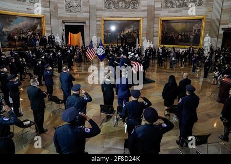 Polizeibeamte zollen dem ermordeten US-Polizeibeamten William 'Billy' Evans ihren Respekt, als er am Dienstag, dem 13. April 2021, im Capitol in Washington DC zu Ehren liegt. Evans wurde am 2. April getötet, als ein Mann ihn und einen anderen Offizier mit seinem Fahrzeug absichtlich rammte. Poolfoto von Amr Alfiky/UPI Credit: UPI/Alamy Live News Stockfoto