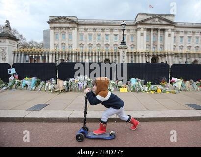 London, England, Großbritannien. April 2021. Blumen und Botschaften, die dem Herzog von Edinburgh, Prinz Philip, hinterlassen wurden, sind vor dem Buckingham Palace zu sehen. Philip ist am Freitag im Alter von 99 Jahren gestorben. Kredit: Tayfun Salci/ZUMA Wire/Alamy Live Nachrichten Stockfoto