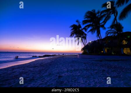 Sonnenuntergang Aruba am Strand von Divi, farbenfroher Sonnenuntergang am Strand von Aruba. Stockfoto