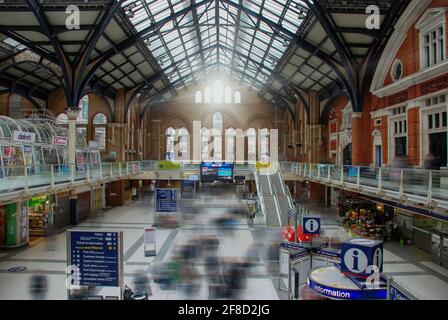 Die Hauptbahnhofstation der Liverpool St Station in London, Großbritannien Stockfoto