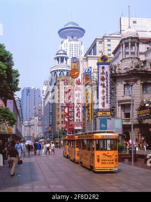 Fußgängerzone in Nanjing Road, Shanghai, Volksrepublik China Stockfoto