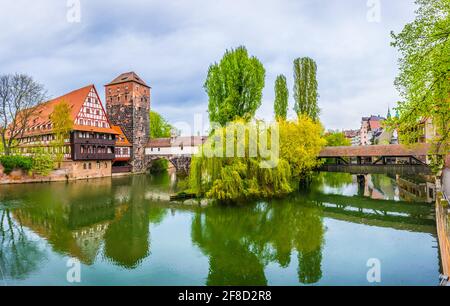 Historische Altstadt mit Blick auf Weinstadel, Brücke und Henkerturm in Nürnberg. Stockfoto