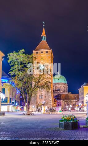 Nachtansicht des Weisser turms in Nürnberg. Stockfoto