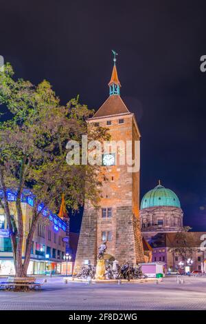 Nachtansicht des Weisser turms in Nürnberg. Stockfoto