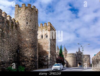 Toledo, Castilla La Mancha, Spanien - 12. Mai 2013: Die mittelalterlichen Türmen Mauern und Puerta de Bisagra oder Alfonso VI Tor. Stockfoto