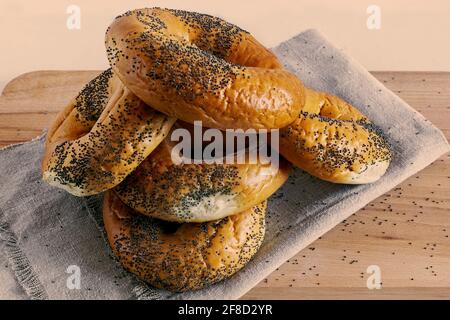 Bagels mit Mohn auf Serviette Stockfoto