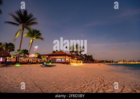 Sonnenuntergang Aruba am Strand von Divi, farbenfroher Sonnenuntergang am Strand von Aruba. Stockfoto