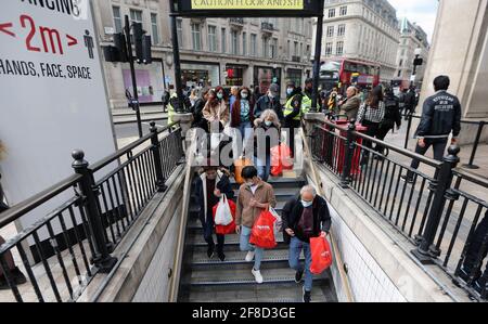 London, England, Großbritannien. April 2021. Auf der Oxford Street sind Einkäufer mit Taschen zu sehen. In einem wichtigen Schritt zur Lockerung des englischen Coronavirus-Sperrens von Außenbereichen von Restaurants, Pubs und Cafés, allen nicht notwendigen Geschäften, Friseuren, Fitnessstudios, Gestern wurden Schwimmbäder, Nagelstudios und Zoos eröffnet. Kredit: Tayfun Salci/ZUMA Wire/Alamy Live Nachrichten Stockfoto