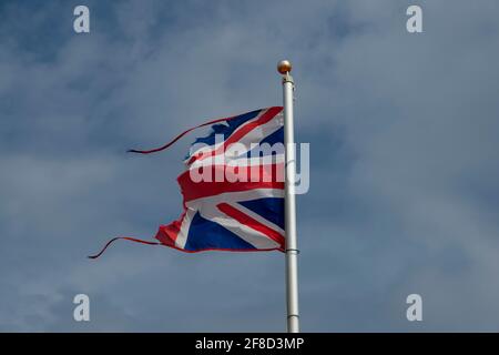 Union Jack-Flagge durch den Wind, brexit und Dezentralisierungskonzept in die Hälfte gerissen. Stockfoto