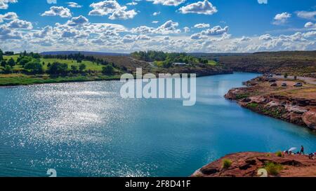 Landschaft von El Chocon, Provinz Neuquen, Argentinien. Aufgenommen an einem warmen Sommertag vom Ufer Stockfoto