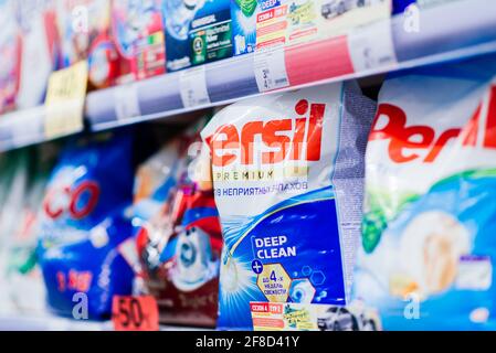 Eine Auswahl an Waschpulver verschiedener Marken in den Regalen im Laden. Stockfoto