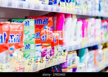 Eine Auswahl an Waschpulver verschiedener Marken in den Regalen im Laden. Stockfoto