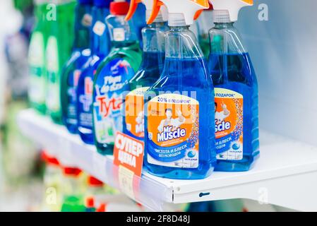 Eine Auswahl an Waschpulver verschiedener Marken in den Regalen im Laden. Stockfoto