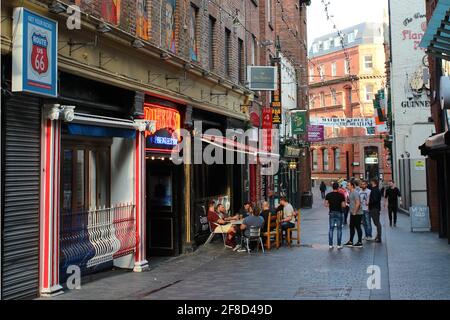 ENGLAND, LIVERPOOL, MATHEW STREET, 28. SEPTEMBER 2015; Szene auf der Mathew Street in Liverpool, wo die Beatlemania nie aufhört Stockfoto