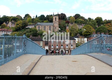 ENGLAND, WEST MIDLANDS, SHROPSHIRE, IRONBRIDGE, OKTOBER 14, 2015: Blick von der ersten gusseisernen Brücke der Welt auf das Stadtzentrum von Ironbridge Stockfoto