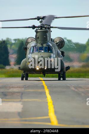 RAF, Royal Air Force Boeing Chinook Tandemrotor-Hubschrauber rollt nach der Ausstellung auf der Southend Airshow wieder am London Southend Airport ein. Linie Stockfoto