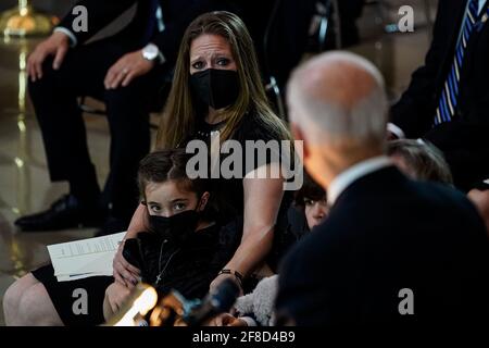 Familienmitglieder des getöteten US-Polizeibeamten William 'Billy' Evans reagieren, während Präsident Joe Biden am Dienstag, dem 13. April 2021, während einer feierlichen Zeremonie im US-Kapitol in Washington DC spricht. Evans wurde am 2. April getötet, als ein Mann ihn und einen anderen Offizier mit seinem Fahrzeug absichtlich rammte. Poolfoto von Amr Alfiky/UPI Credit: UPI/Alamy Live News Stockfoto