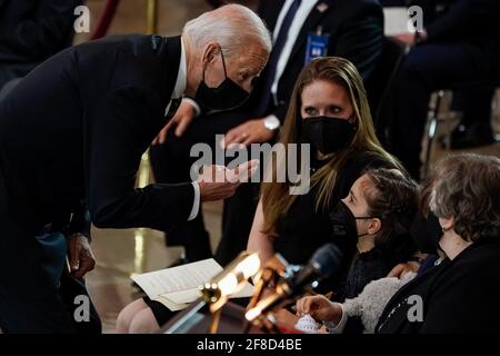 Präsident Joe Biden spricht am Dienstag, dem 13. April 2021, mit Abigail Evans, der Tochter des ermordeten US-Polizeibeamten William Evans, während einer Zeremonie zu seinen Ehren im US-Kapitol in Washington DC. Evans wurde am 2. April getötet, als ein Mann ihn und einen anderen Offizier mit seinem Fahrzeug absichtlich rammte. Poolfoto von Amr Alfiky/UPI Credit: UPI/Alamy Live News Stockfoto