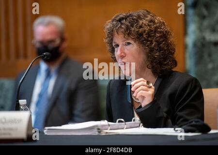 Barbara McQuiston, die die Aufgaben der Unterstaatssekretärin für Verteidigung, Forschung und Technik erfüllt, erscheint während eines Senatsausschusses für Mittel - Unterausschuss für Verteidigungsanhörung, um Innovation und Forschung des Verteidigungsministeriums zu untersuchen, am Dienstag, den 13. April 2021 im Dirksen Senate Office Building in Washington, DC. Kredit: Rod Lamkey/CNP /MediaPunch Stockfoto