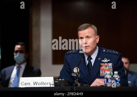 General Tod Wolters, Kommandant, United States European Command/North Atlantic Treaty Organization Supreme Allied Commander Europe, Erscheint während einer Anhörung des Senatsausschusses für bewaffnete Dienste zur Prüfung des United States European Command und des United States Transportation Command im Rahmen der Überprüfung des Antrags auf Genehmigung der Verteidigung für das Geschäftsjahr 2022 und des Future Years Defense Program im Dirksen Senate Office Building in Washington, DC, Dienstag, 13. April 2021. Kredit: Rod Lamkey/CNP /MediaPunch Stockfoto