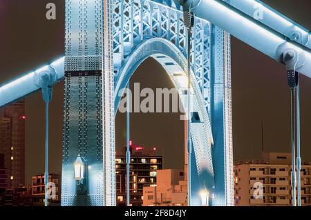 Die Lichter an den Hauptkabeln der Kiyosu-Brücke sind Außer Sichtweite unter den Kabeln montiert und nach unten leuchten Spiegelt die blaue Farbe der Brücke Stockfoto