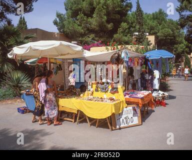 Stände in der Hippiemarkt Punta Arabi, Es Cana, Ibiza, Balearen, Spanien Stockfoto