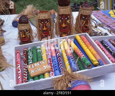 Flöten zum Verkauf in Hippie Market, Ipanema Beach, Rio de Janeiro, Republik Brasilien Stockfoto