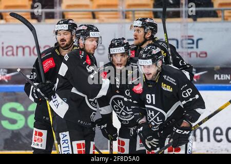 Porza, Schweiz. April 2021. 13. April 2021, Porza, Corner Arena, NL 1/4 Finale - Spiel 1: HC Lugano - SC Rapperswil-Jona Lakers, # 9 Reto Suri (Lugano, Mitte) feiert sein Ziel, es 1:0 zu schaffen. Im Bild von links: # 95 Thomas Wellinger, # 72 Tim Heed, # 9 Reto Suri, # 24 Jani Lajunen und # 91 Julian Walker (Schweiz/Kroatien OUT) Quelle: SPP Sport Pressefoto. /Alamy Live News Stockfoto