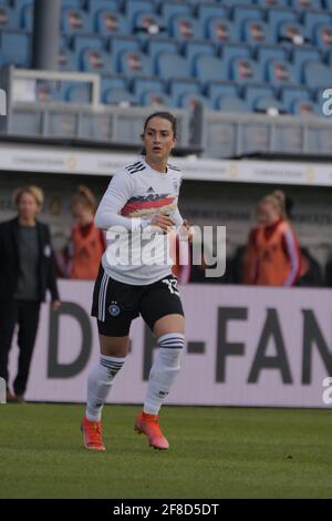 Wiesbaden, Deutschland. April 2021. Sara Däbritz ( 13 Deutschland ) während des Freundschaftsspieles zwischen Deutschland und Norwegen in der BRITA Arena in Wiesbaden. Kredit: SPP Sport Pressefoto. /Alamy Live News Stockfoto