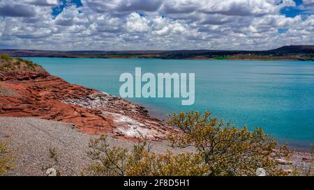 Landschaft von El Chocon, Provinz Neuquen, Argentinien. Aufgenommen an einem warmen Sommertag vom Ufer Stockfoto