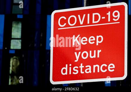 Covid-19-Schild in Newcastle upon Tyne, England, weist die Menschen an, Abstand zu halten Stockfoto