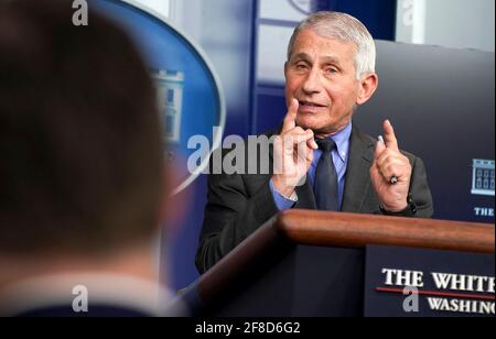 Washington, DC. April 2021. Der leitende medizinische Berater des Präsidenten Dr. Anthony Fauci beantwortet Fragen während einer Pressekonferenz im James S. Brady Press Briefing Room im Weißen Haus in Washington, DC, am Dienstag, dem 12. April 2021. Die an Dr. Fauci gerichteten Fragen konzentrierten sich auf die Ankündigung, dass Johnson & Johnson-Impfstoffe im ganzen Land gestoppt werden, nachdem seltene Gerinnungsfälle gemeldet wurden. Quelle: Leigh Vogel/Pool via CNP Quelle: dpa/Alamy Live News Stockfoto