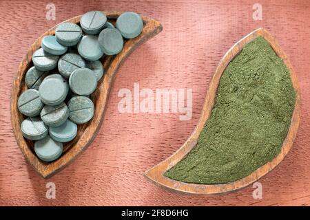 Spirulina Algenpulver und Tabletten. Arthrospira platensis Stockfoto