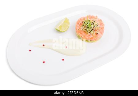 Lachstartare mit Avocado und rotem Kaviar. Isoliert auf weißem Hintergrund. Stockfoto