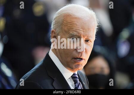 Washington, Usa. April 2021. Präsident Joe Biden spricht während einer Zeremonie für den ermordeten US-Polizeibeamten William 'Billy' Evans in der Rotunde im Capitol in Washington DC am Dienstag, dem 13. April 2021. Evans wurde am 2. April getötet, als ein Mann ihn und einen anderen Offizier mit seinem Fahrzeug absichtlich rammte. Poolfoto von J. Scott Applewhite/UPI Credit: UPI/Alamy Live News Stockfoto