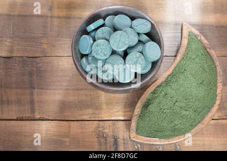 Spirulina Algenpulver und Tabletten. Arthrospira platensis Stockfoto