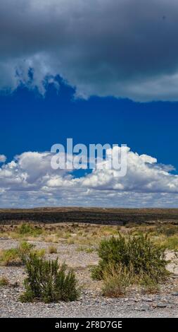 El Chocon Gebiet desertische Landschaft, an einem sonnigen warmen Morgen unter einem blauen Himmel mit ein paar weißen Wolken aufgenommen. Stockfoto