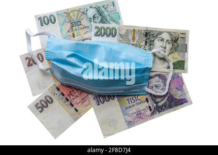 Verschiedene Banknoten Geld auf dem Tisch mit Schutzmedizin chirurgische Maske über Pandemie und epidemischen Einfluss auf die Wirtschaft und Rezessionskonzept Stockfoto