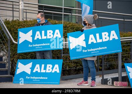 Glasgow, Schottland, Großbritannien. April 2021. IM BILD: Szenen vor den Studios des Scottish Television (STV) in Glasgow bei der Live Leaders-Debatte. Anhänger der Alba-Partei protestieren vor den STV-Studios in Glasgow, weil Alex Salmond, der der Anführer der Alba-Partei ist, nicht eingeladen wurde, an der Live-TV-Debatte teilzunehmen. Pic Credit: Colin Fisher/Alamy Live News Stockfoto